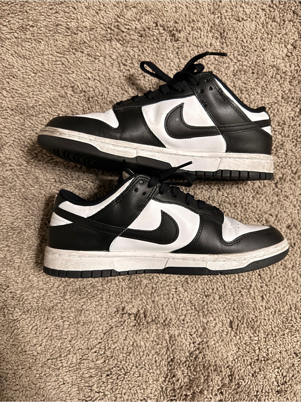 Nike Women’s Black and White Low-Top Sneakers Size 9